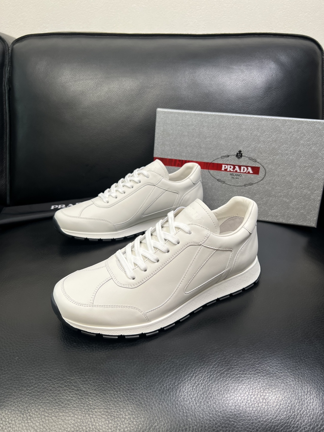 PRADA 高品质 顶级工艺品 普拉达 专柜同步 原厂配置，意大利进口原版牛皮面料，透气舒适进口水染牛里