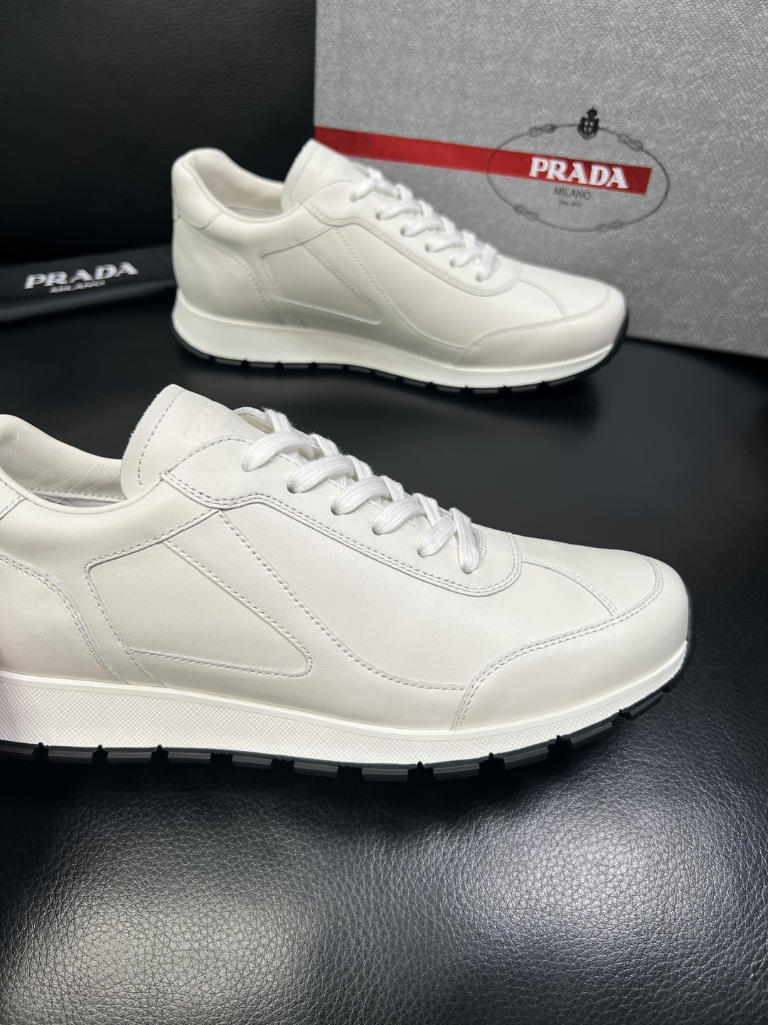 PRADA 高品质 顶级工艺品 普拉达 专柜同步 原厂配置，意大利进口原版牛皮面料，透气舒适进口水染牛里