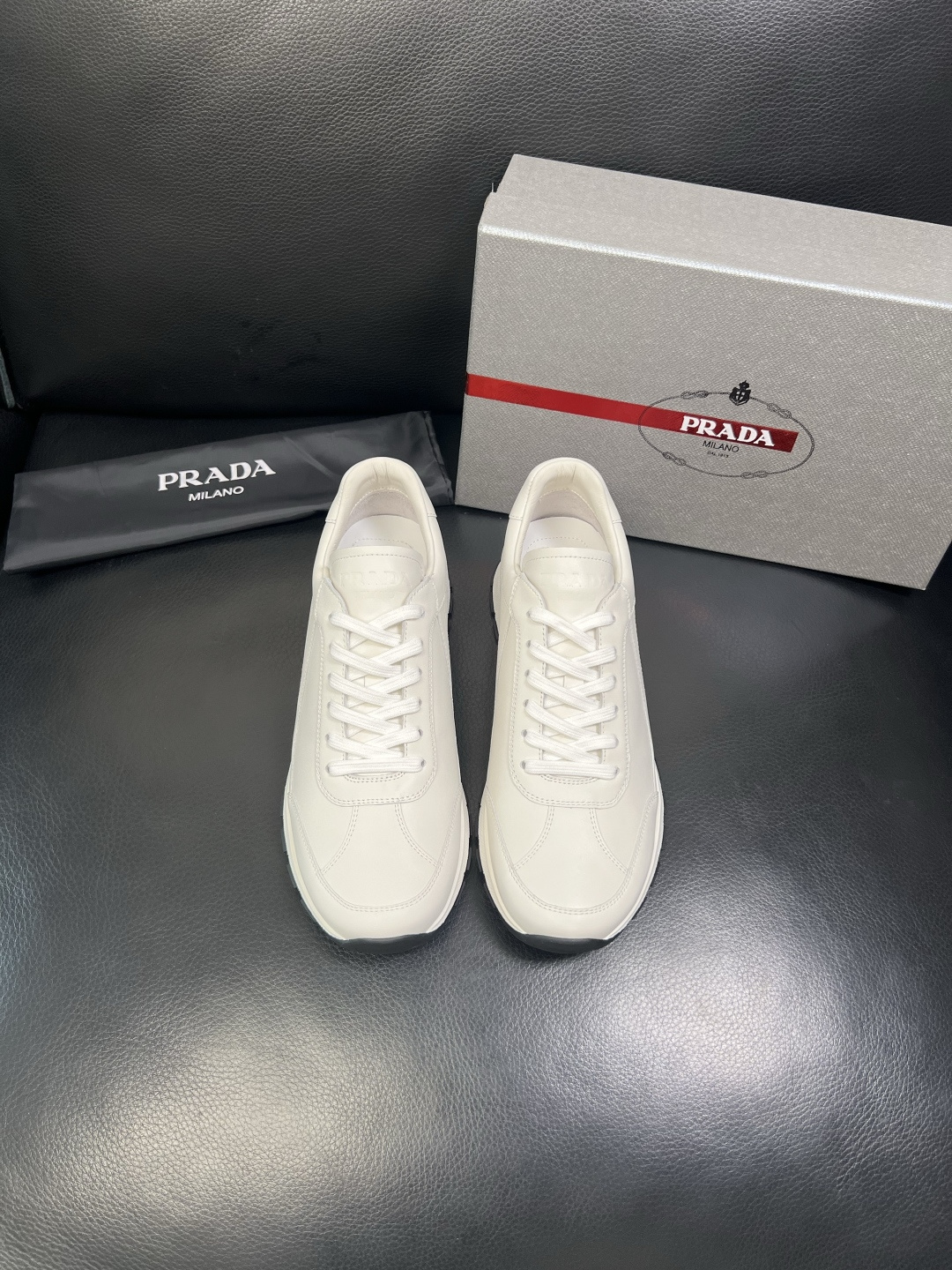 PRADA 高品质 顶级工艺品 普拉达 专柜同步 原厂配置，意大利进口原版牛皮面料，透气舒适进口水染牛里