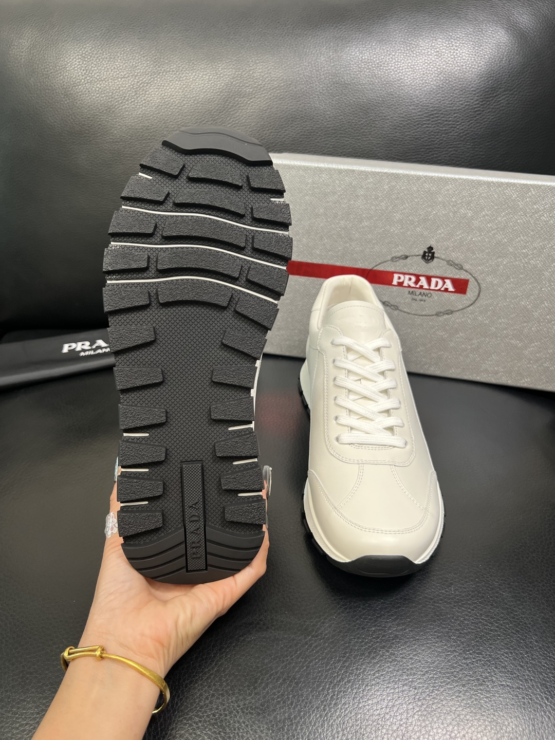 PRADA 高品质 顶级工艺品 普拉达 专柜同步 原厂配置，意大利进口原版牛皮面料，透气舒适进口水染牛里