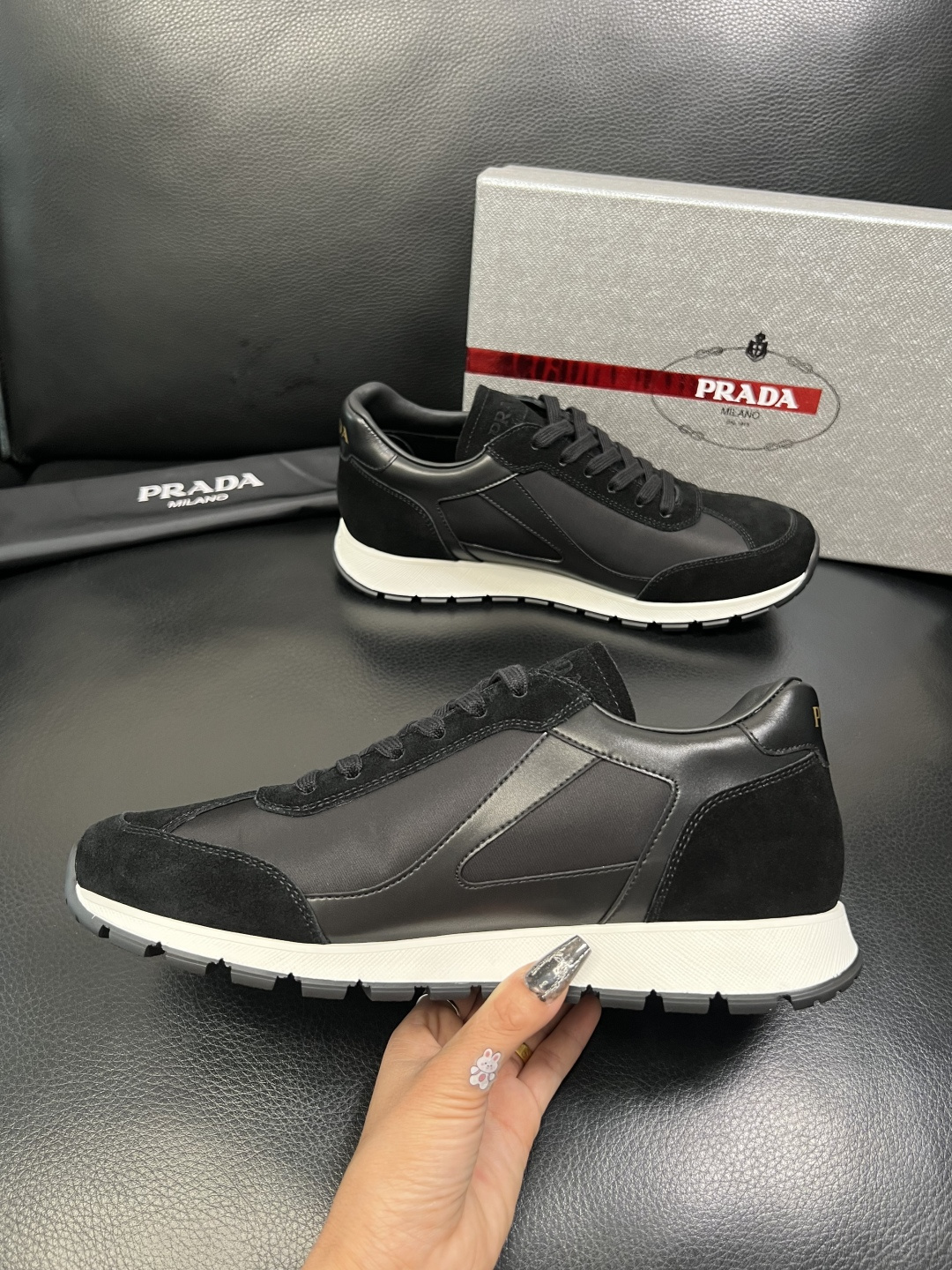 PRADA 高品质 顶级工艺品 普拉达 专柜同步 原厂配置，意大利进口原版牛皮面料，透气舒适进口水染牛里