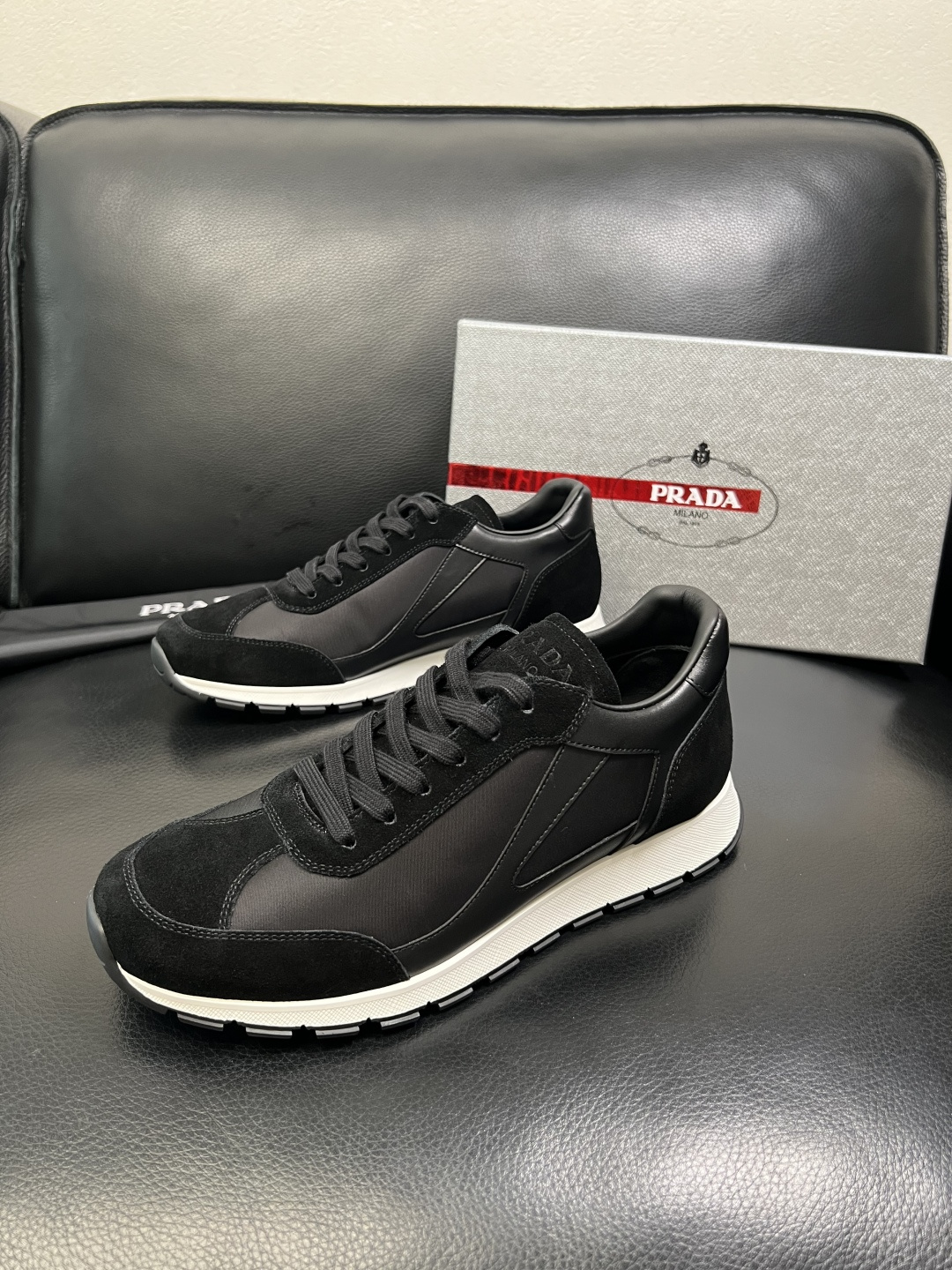 PRADA 高品质 顶级工艺品 普拉达 专柜同步 原厂配置，意大利进口原版牛皮面料，透气舒适进口水染牛里