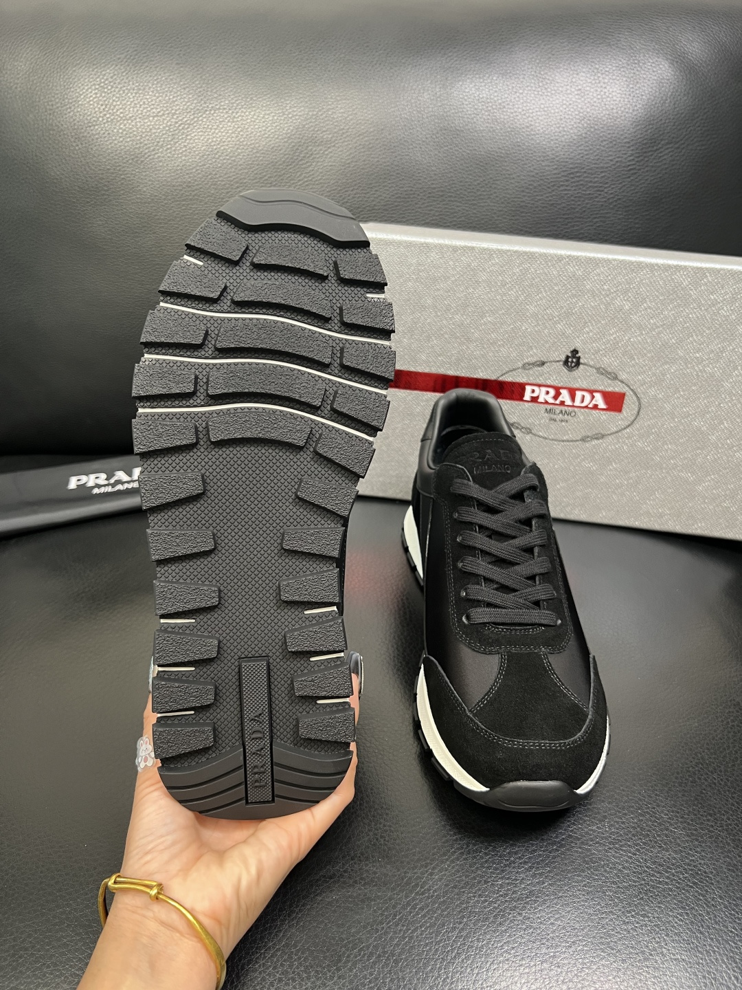 PRADA 高品质 顶级工艺品 普拉达 专柜同步 原厂配置，意大利进口原版牛皮面料，透气舒适进口水染牛里