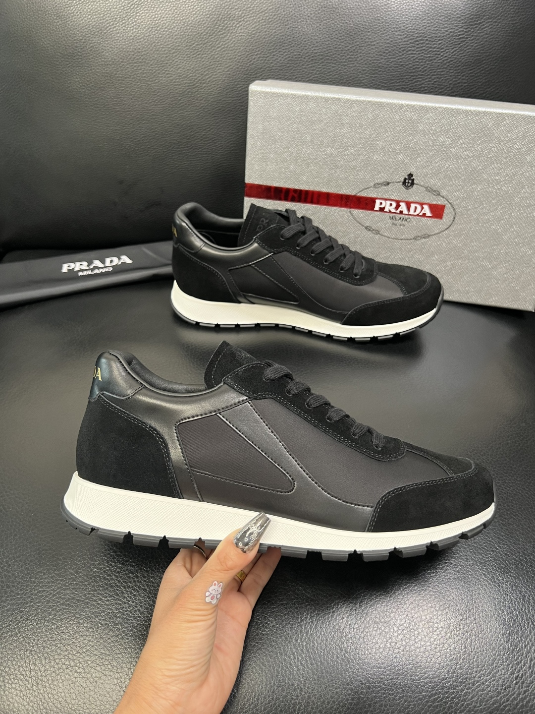 PRADA 高品质 顶级工艺品 普拉达 专柜同步 原厂配置，意大利进口原版牛皮面料，透气舒适进口水染牛里