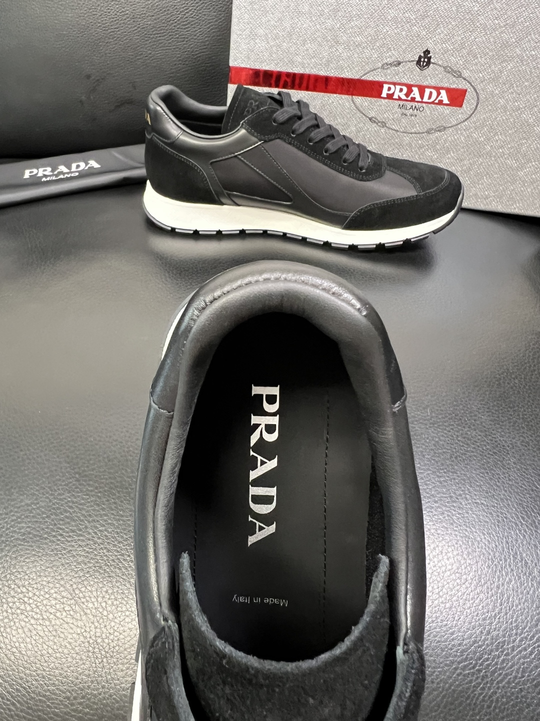 PRADA 高品质 顶级工艺品 普拉达 专柜同步 原厂配置，意大利进口原版牛皮面料，透气舒适进口水染牛里