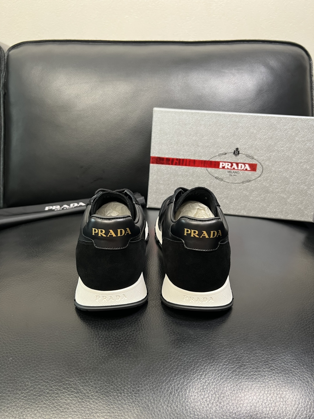 PRADA 高品质 顶级工艺品 普拉达 专柜同步 原厂配置，意大利进口原版牛皮面料，透气舒适进口水染牛里