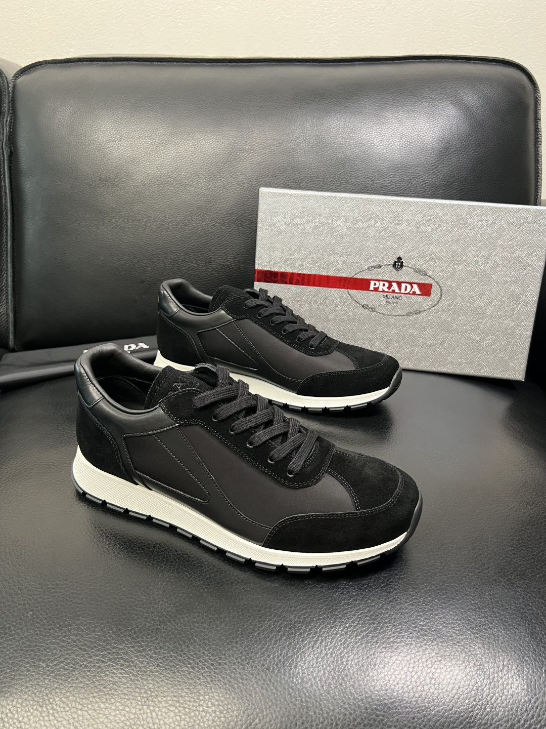 PRADA 高品质 顶级工艺品 普拉达 专柜同步 原厂配置，意大利进口原版牛皮面料，透气舒适进口水染牛里