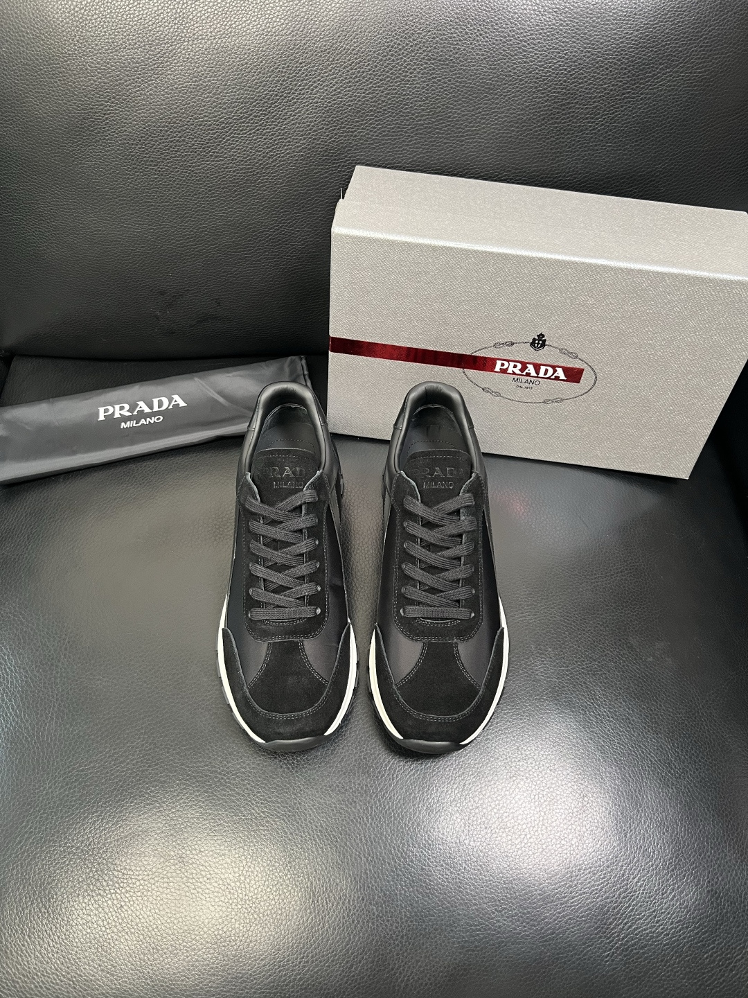 PRADA 高品质 顶级工艺品 普拉达 专柜同步 原厂配置，意大利进口原版牛皮面料，透气舒适进口水染牛里