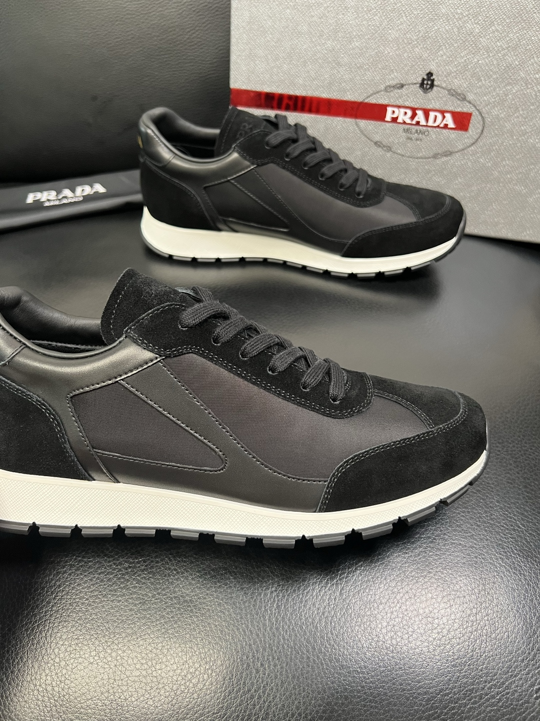 PRADA 高品质 顶级工艺品 普拉达 专柜同步 原厂配置，意大利进口原版牛皮面料，透气舒适进口水染牛里