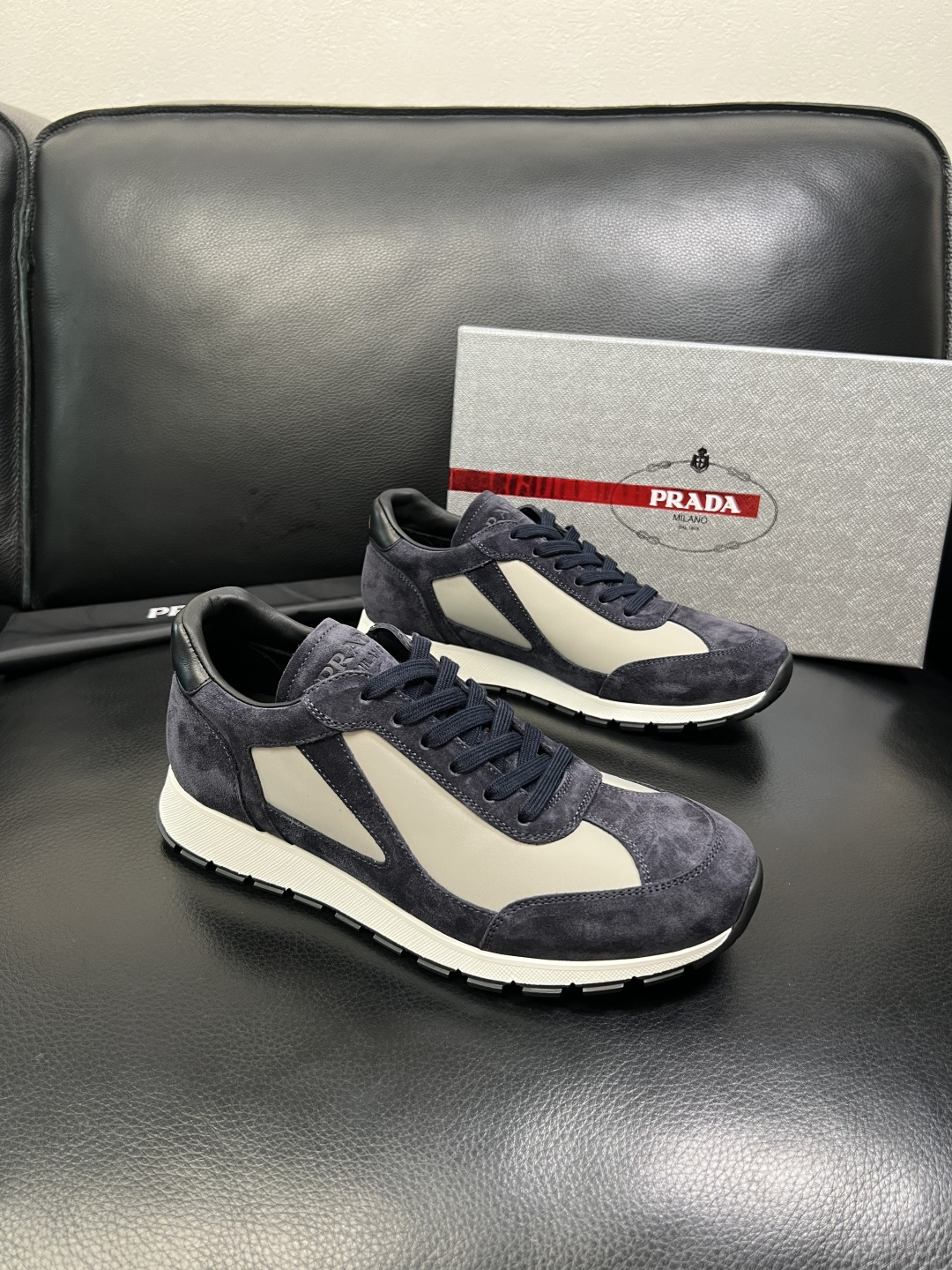 PRADA 高品质 顶级工艺品 普拉达 专柜同步 原厂配置，意大利进口原版牛皮面料，透气舒适进口水染牛里