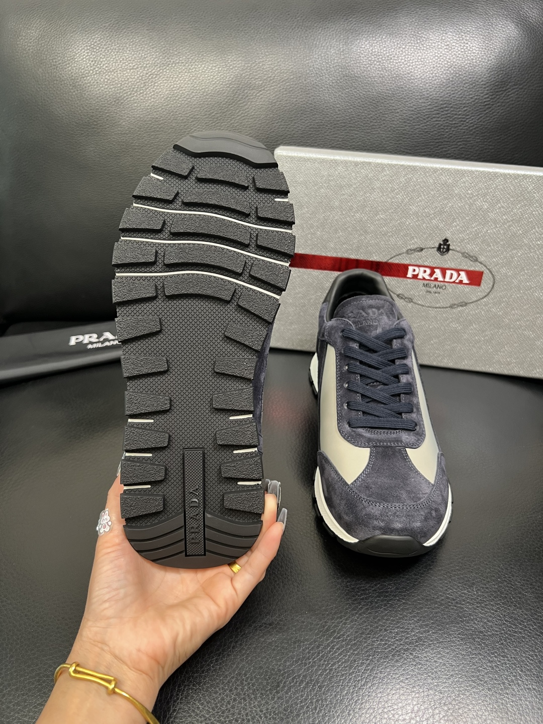 PRADA 高品质 顶级工艺品 普拉达 专柜同步 原厂配置，意大利进口原版牛皮面料，透气舒适进口水染牛里