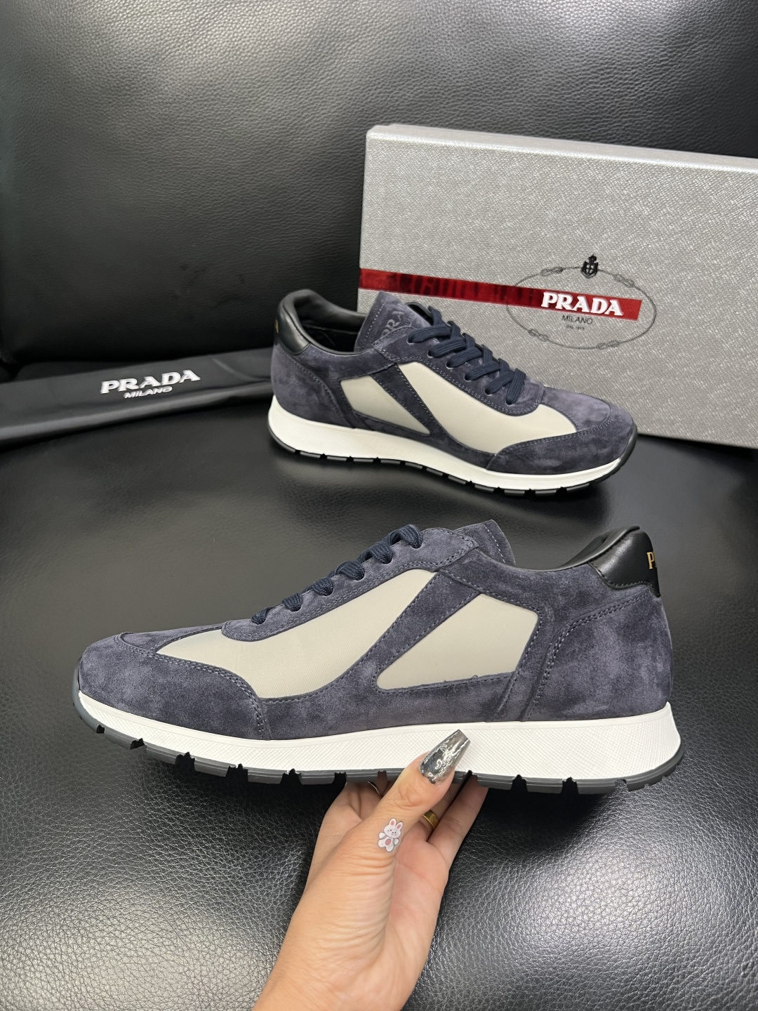 PRADA 高品质 顶级工艺品 普拉达 专柜同步 原厂配置，意大利进口原版牛皮面料，透气舒适进口水染牛里