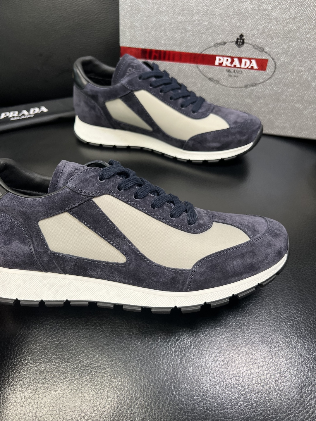 PRADA 高品质 顶级工艺品 普拉达 专柜同步 原厂配置，意大利进口原版牛皮面料，透气舒适进口水染牛里