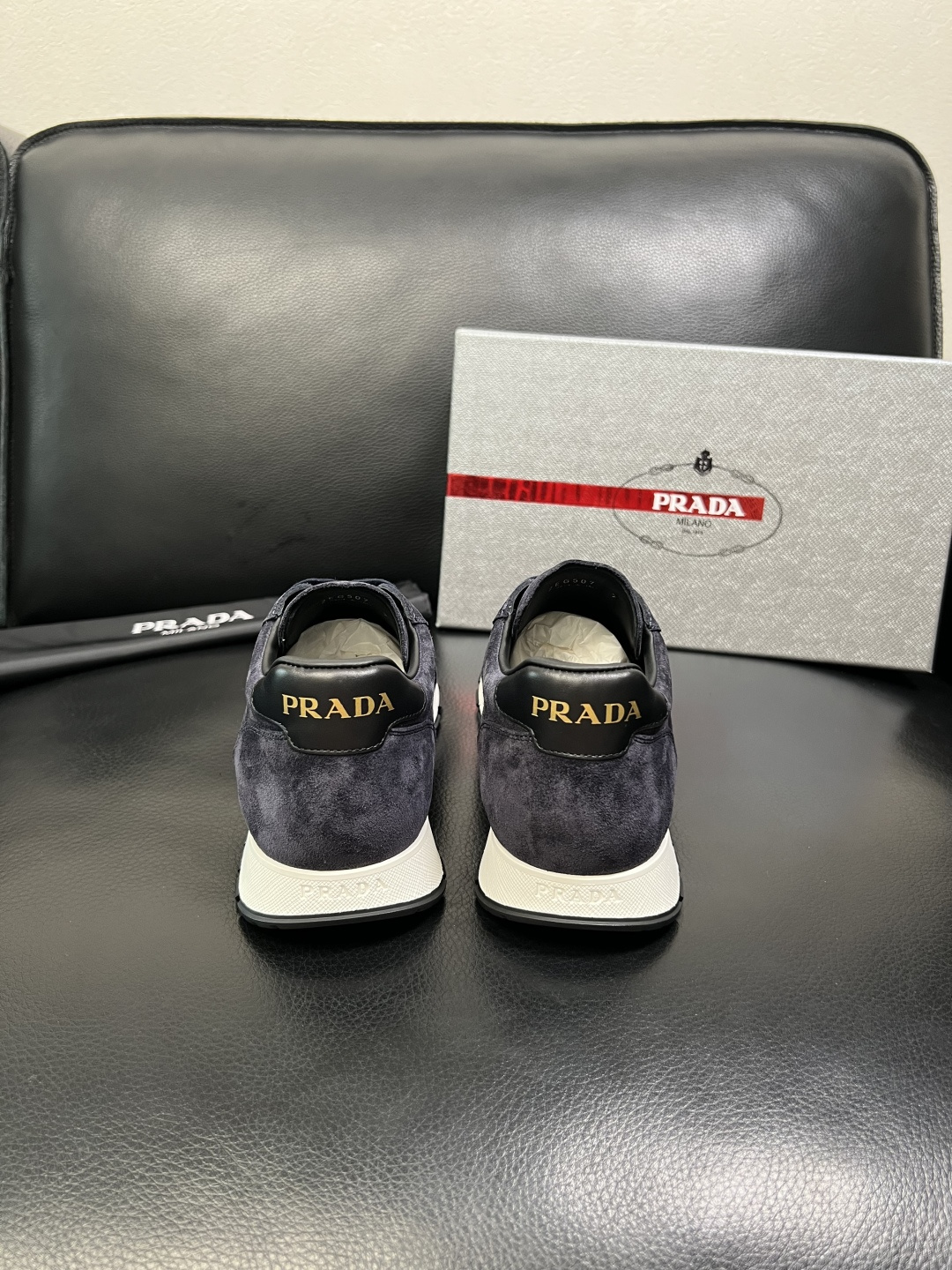 PRADA 高品质 顶级工艺品 普拉达 专柜同步 原厂配置，意大利进口原版牛皮面料，透气舒适进口水染牛里