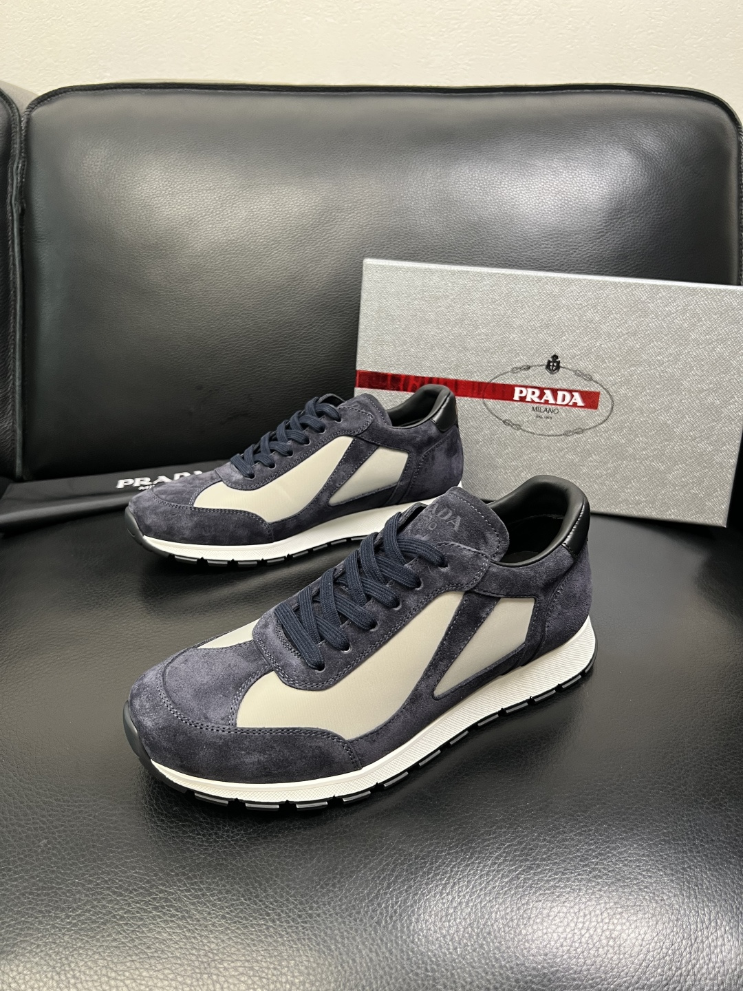 PRADA 高品质 顶级工艺品 普拉达 专柜同步 原厂配置，意大利进口原版牛皮面料，透气舒适进口水染牛里