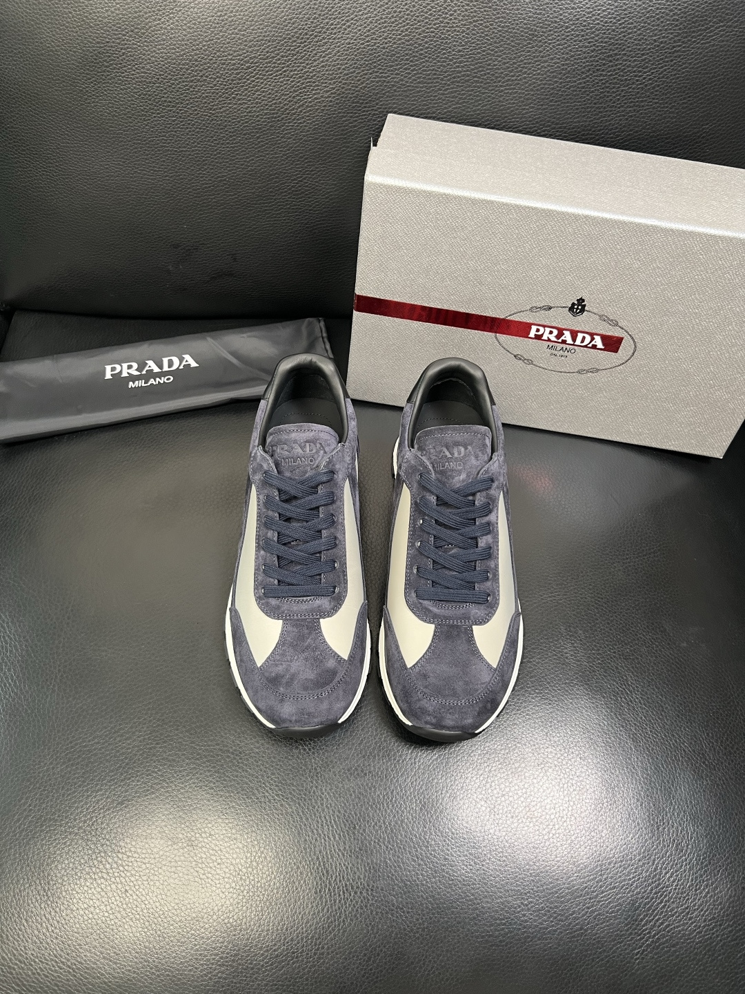 PRADA 高品质 顶级工艺品 普拉达 专柜同步 原厂配置，意大利进口原版牛皮面料，透气舒适进口水染牛里