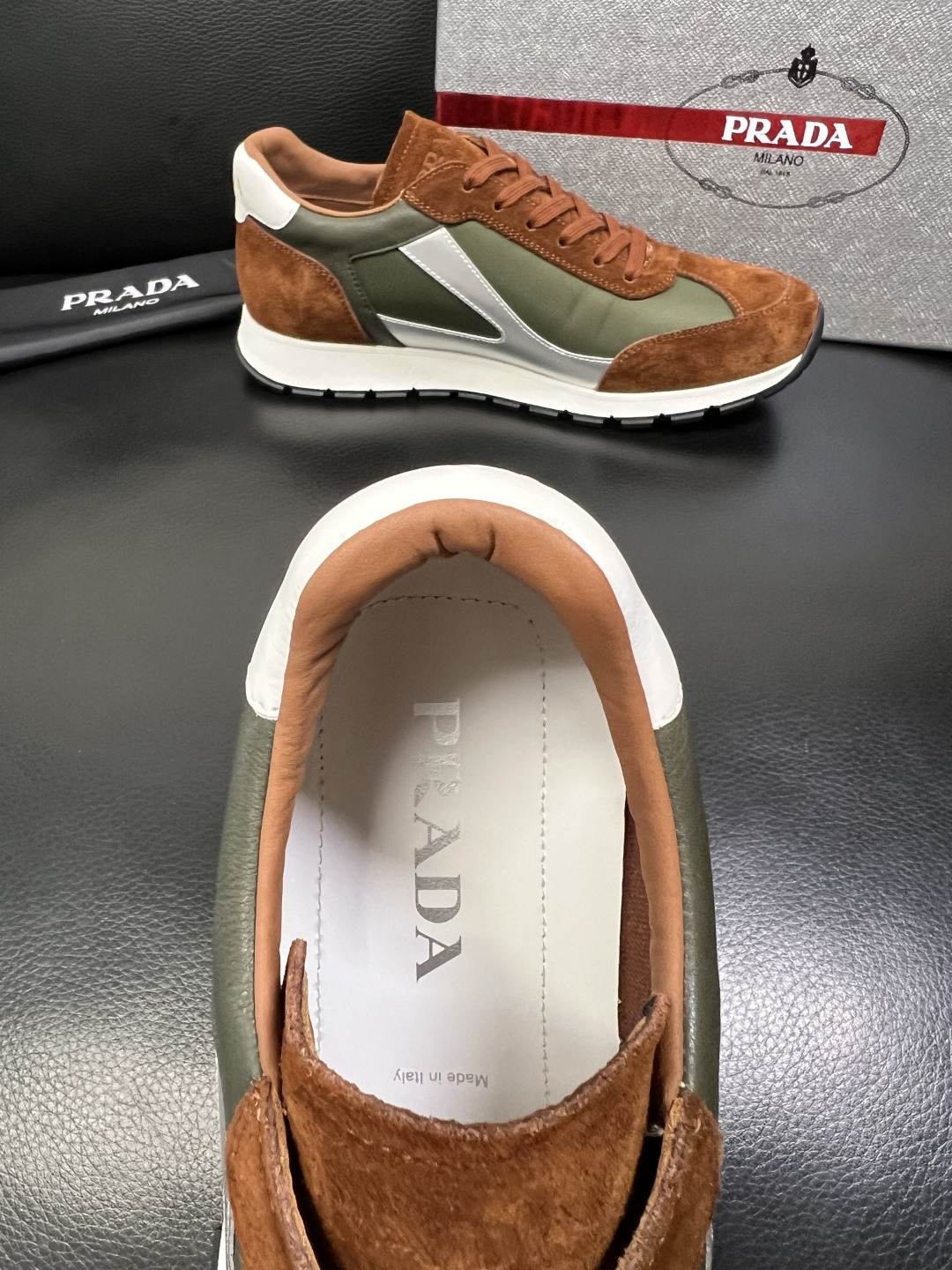 PRADA 高品质 顶级工艺品 普拉达 专柜同步 原厂配置，意大利进口原版牛皮面料，透气舒适进口水染牛里