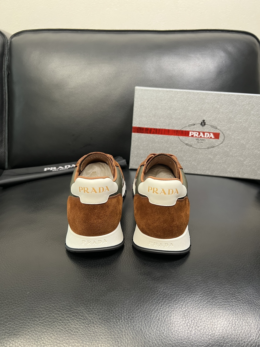 PRADA 高品质 顶级工艺品 普拉达 专柜同步 原厂配置，意大利进口原版牛皮面料，透气舒适进口水染牛里