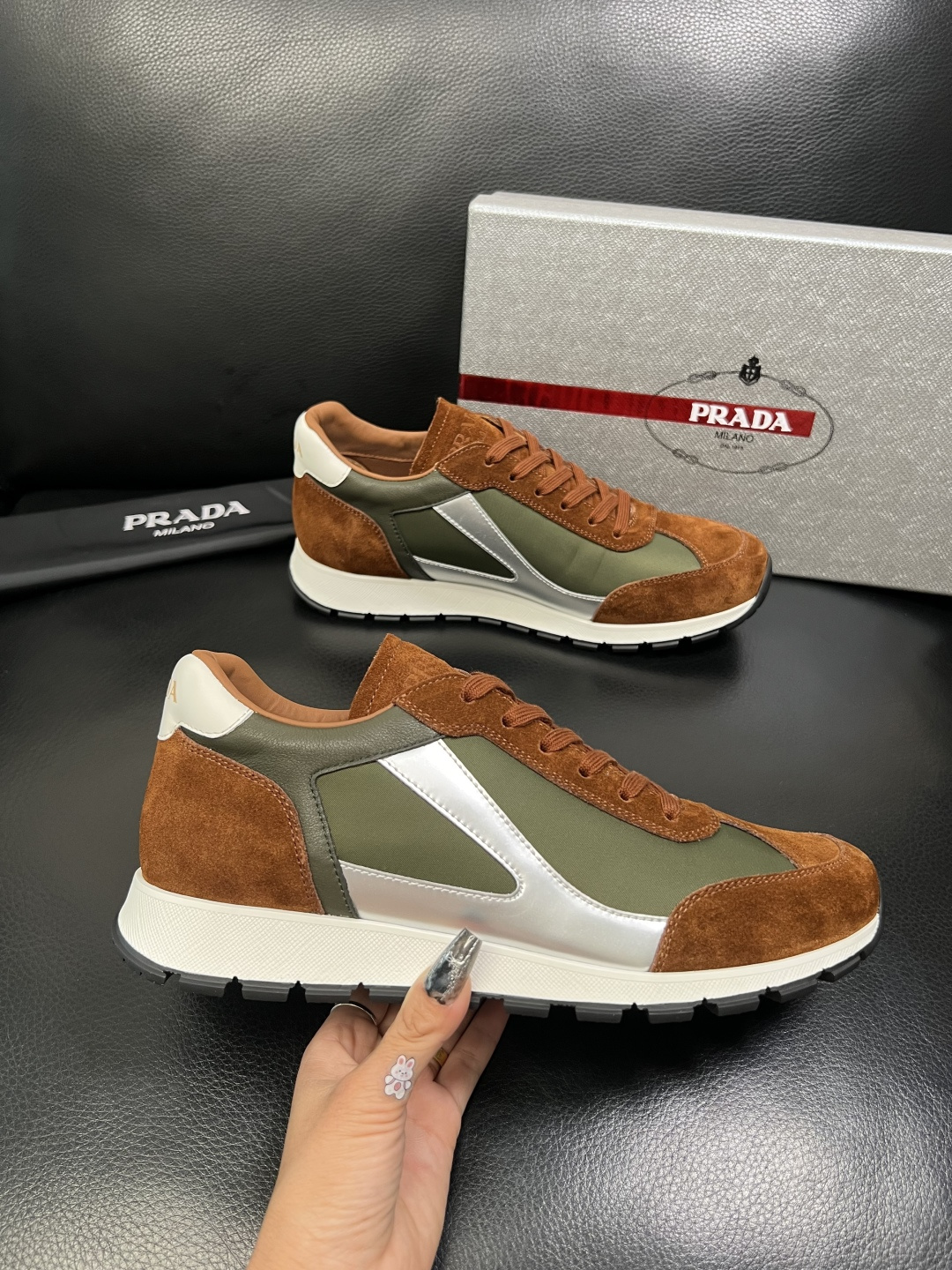 PRADA 高品质 顶级工艺品 普拉达 专柜同步 原厂配置，意大利进口原版牛皮面料，透气舒适进口水染牛里