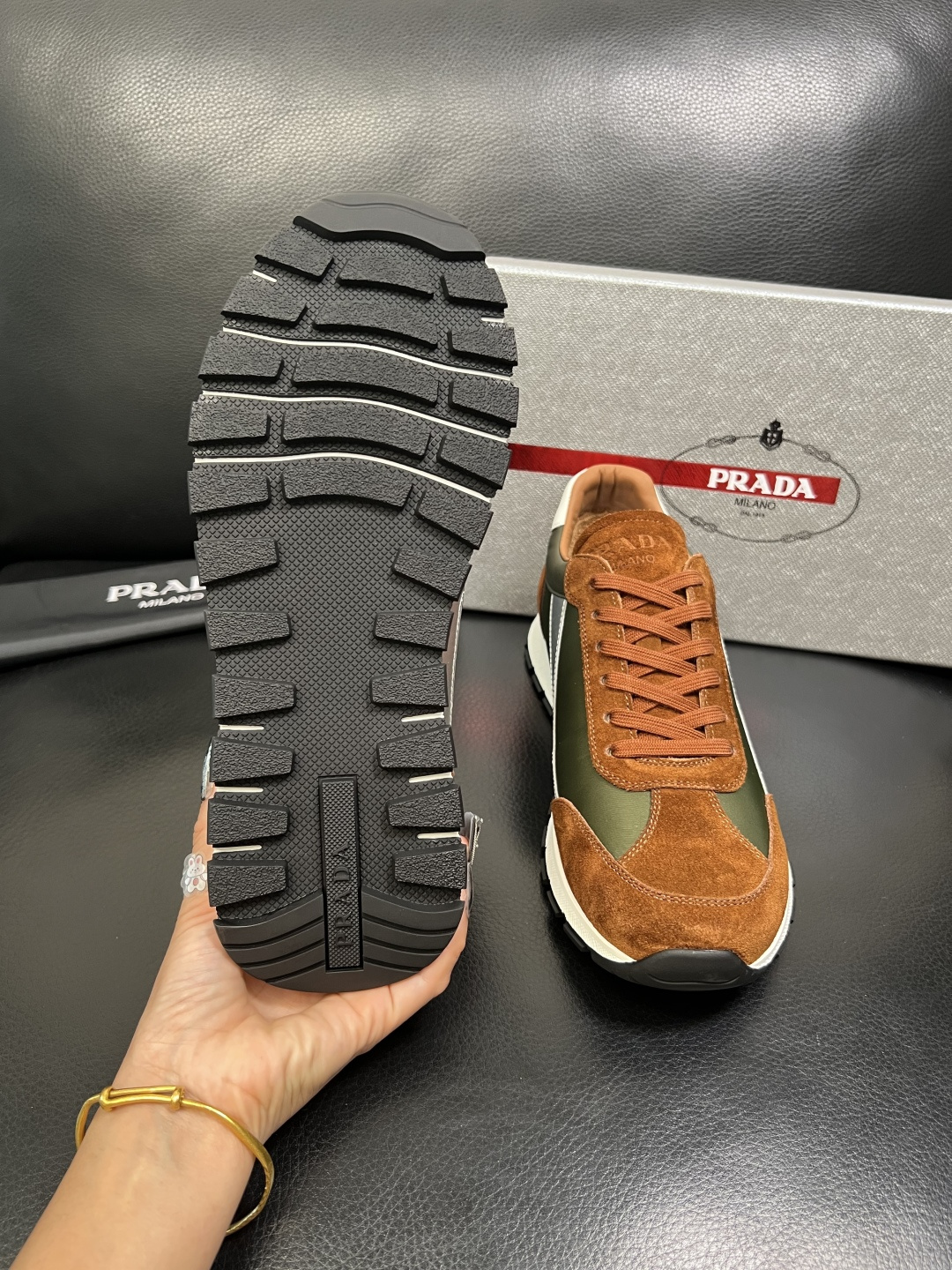 PRADA 高品质 顶级工艺品 普拉达 专柜同步 原厂配置，意大利进口原版牛皮面料，透气舒适进口水染牛里