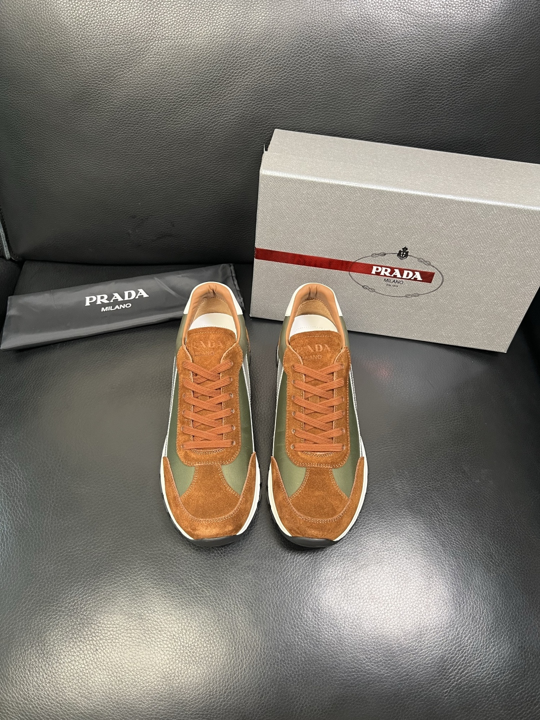 PRADA 高品质 顶级工艺品 普拉达 专柜同步 原厂配置，意大利进口原版牛皮面料，透气舒适进口水染牛里