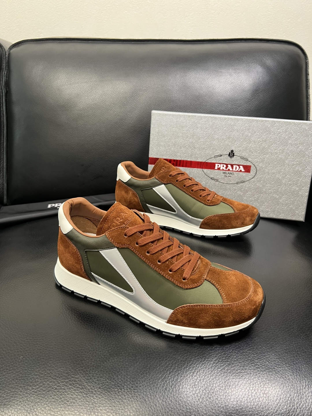 NO:604463,PRADA High-quality top crafts Prada counters synchronized with original factory configuration, original cowhide fabric imported from Italy, breathable and comfortable imported water-dyed cowhide lining, soles specially provided by the original factory and super comfortable, original factory order code number 39-44 (order 38 45),, prada, prada, cowhide19860909PRADA 高品质 顶级工艺品 普拉达 专柜同步 原厂配置,意大利进口原版牛皮面料,透气舒适进口水染牛里垫,鞋底原厂特供原版底超级舒适,原厂跟单货码数 39-44（订 38 45）,,prada,prada,cowhide,Men's shoes