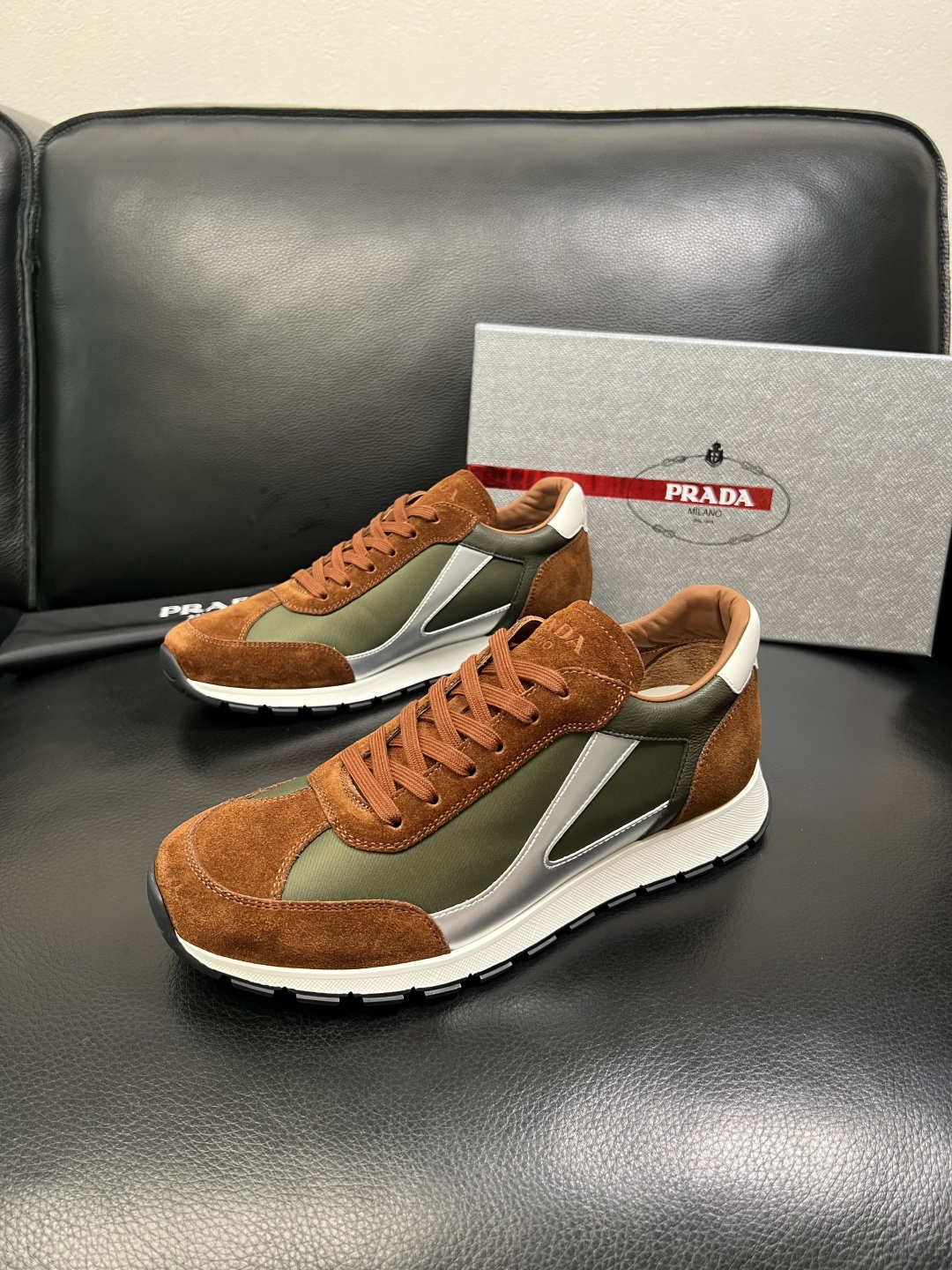 PRADA 高品质 顶级工艺品 普拉达 专柜同步 原厂配置，意大利进口原版牛皮面料，透气舒适进口水染牛里