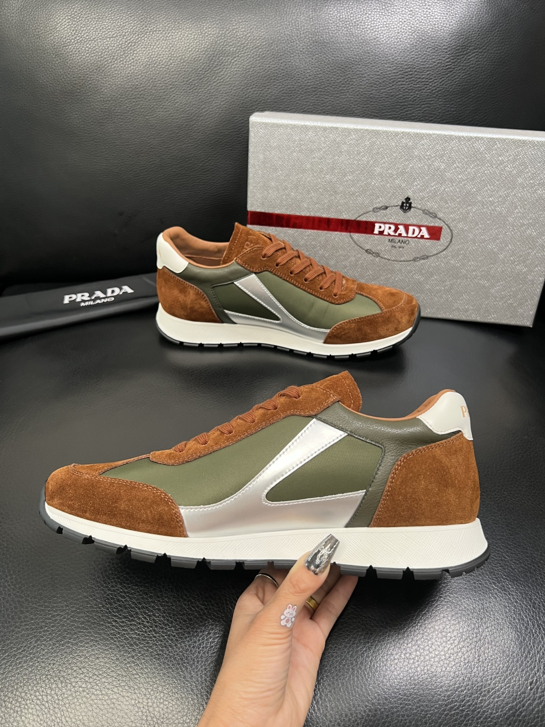 PRADA 高品质 顶级工艺品 普拉达 专柜同步 原厂配置，意大利进口原版牛皮面料，透气舒适进口水染牛里