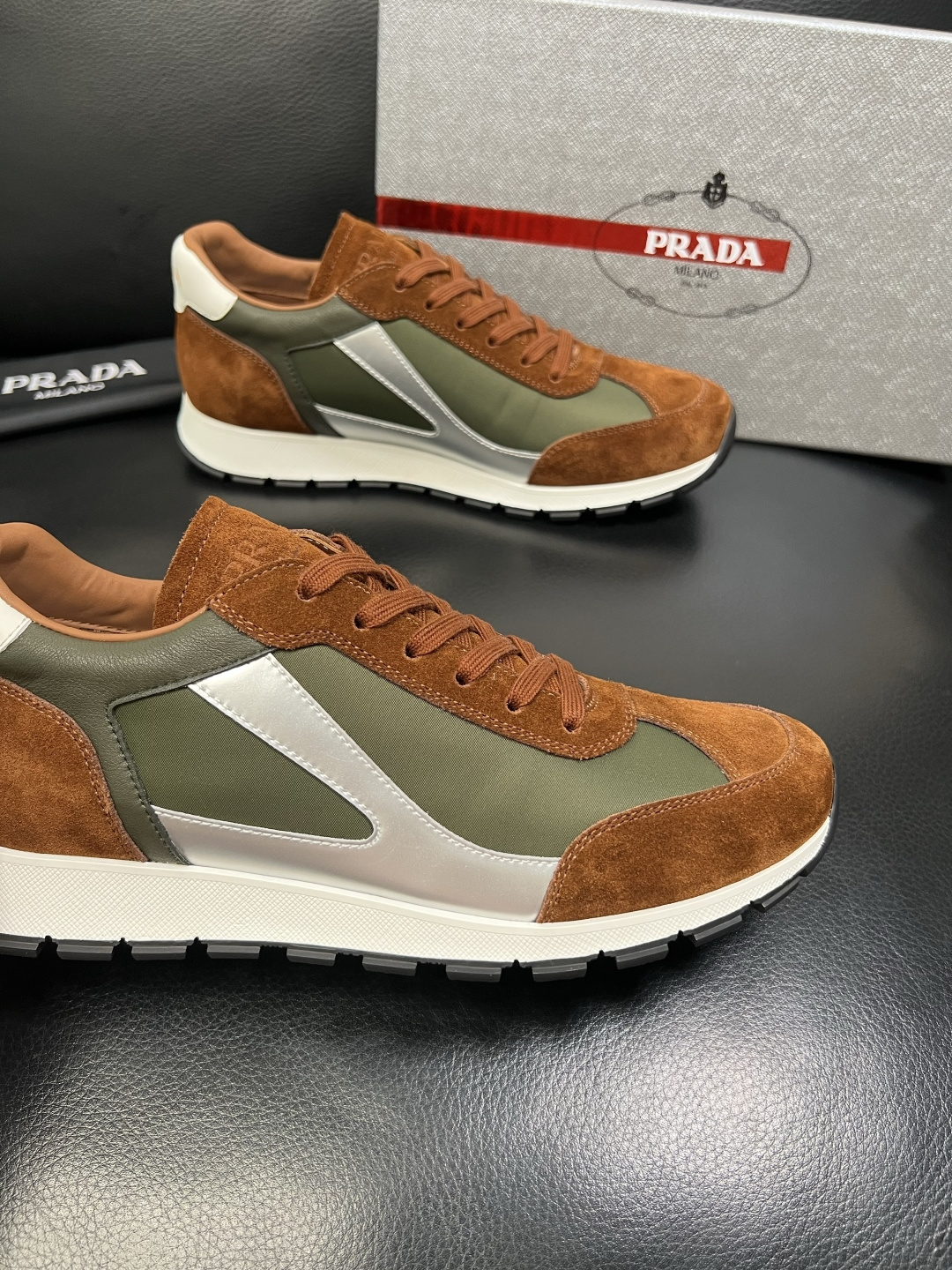 PRADA 高品质 顶级工艺品 普拉达 专柜同步 原厂配置，意大利进口原版牛皮面料，透气舒适进口水染牛里