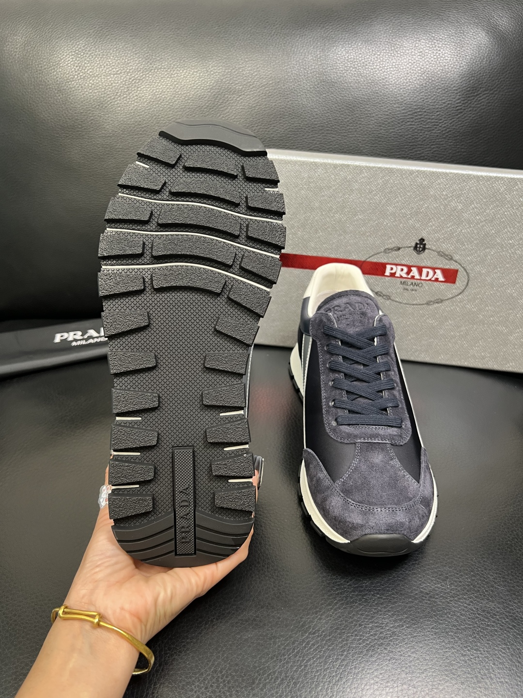 PRADA 高品质 顶级工艺品 普拉达 专柜同步 原厂配置，意大利进口原版牛皮面料，透气舒适进口水染牛里