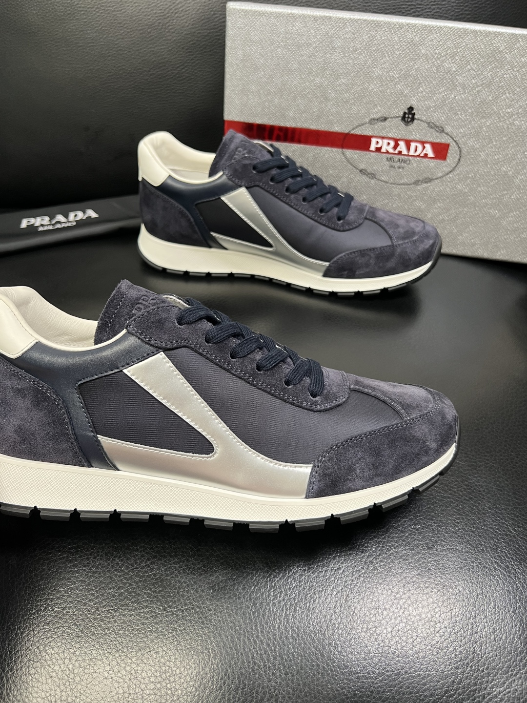 PRADA 高品质 顶级工艺品 普拉达 专柜同步 原厂配置，意大利进口原版牛皮面料，透气舒适进口水染牛里