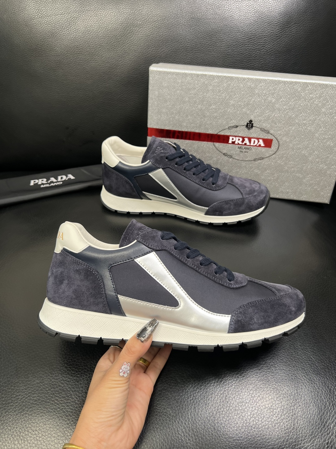 PRADA 高品质 顶级工艺品 普拉达 专柜同步 原厂配置，意大利进口原版牛皮面料，透气舒适进口水染牛里