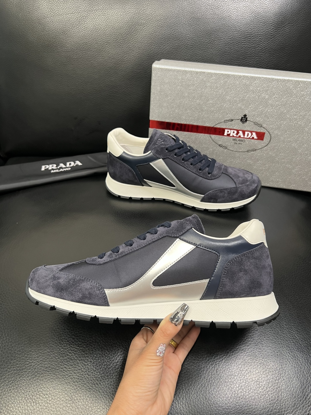 PRADA 高品质 顶级工艺品 普拉达 专柜同步 原厂配置，意大利进口原版牛皮面料，透气舒适进口水染牛里