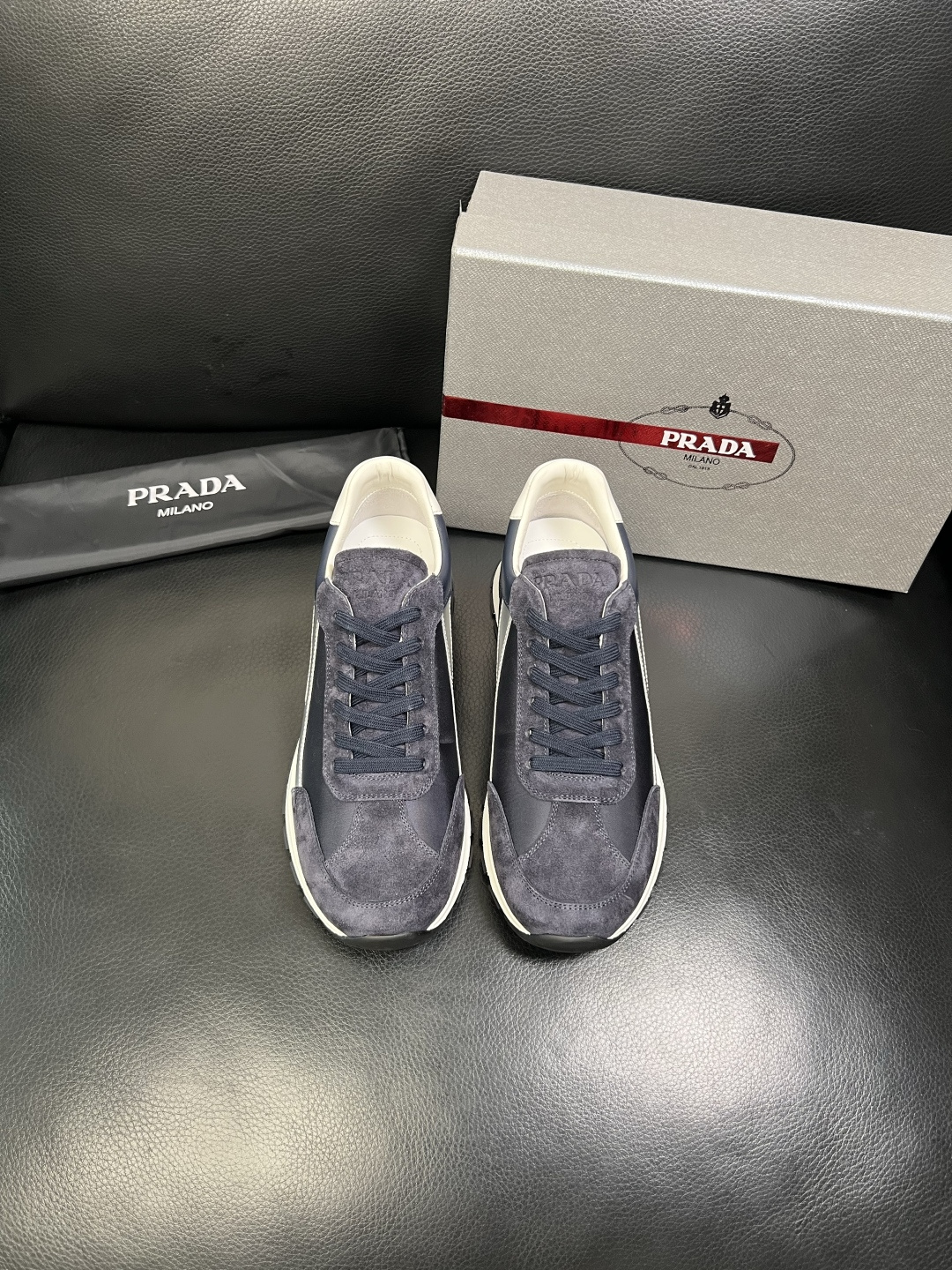 PRADA 高品质 顶级工艺品 普拉达 专柜同步 原厂配置，意大利进口原版牛皮面料，透气舒适进口水染牛里