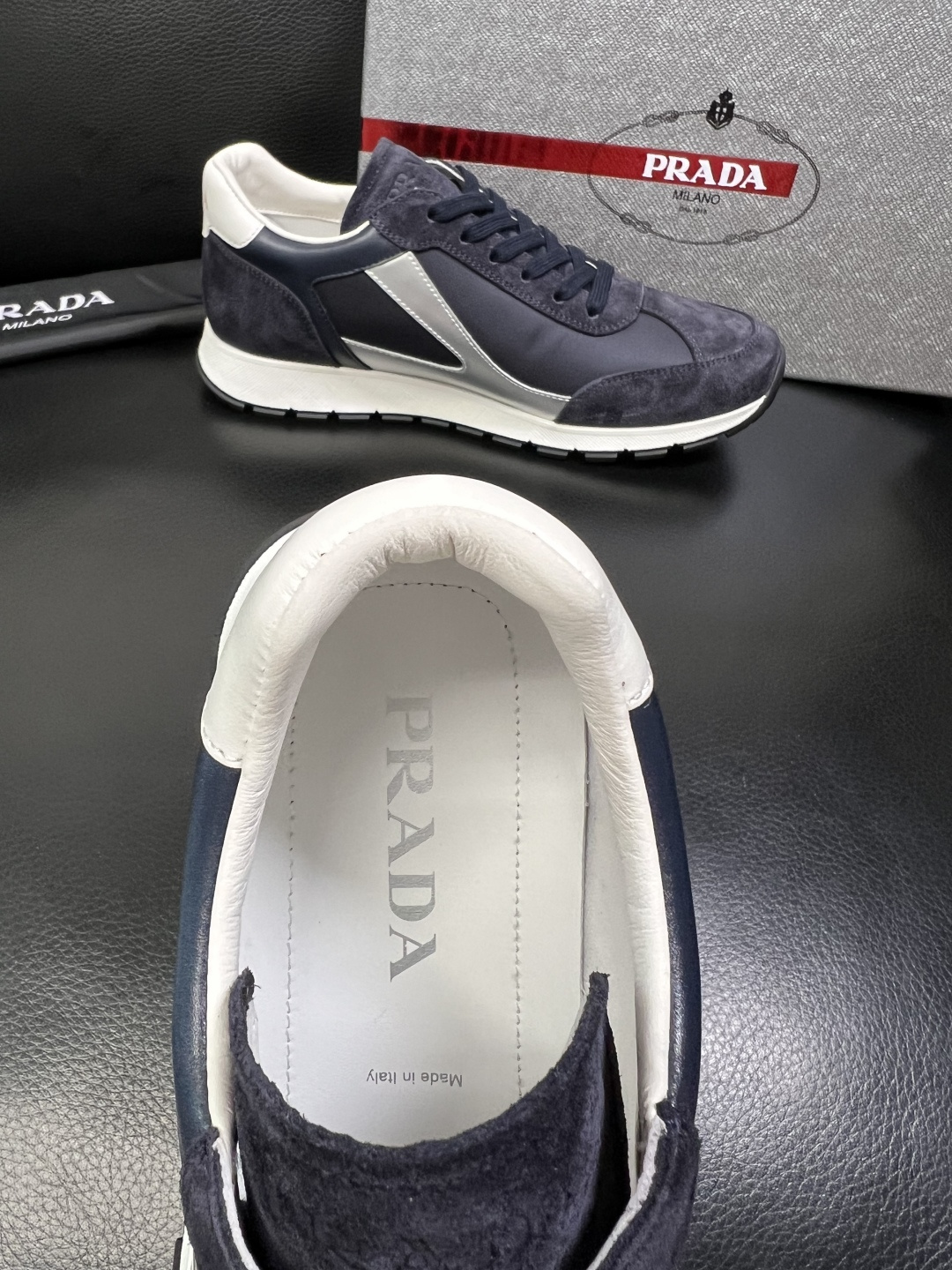 PRADA 高品质 顶级工艺品 普拉达 专柜同步 原厂配置，意大利进口原版牛皮面料，透气舒适进口水染牛里