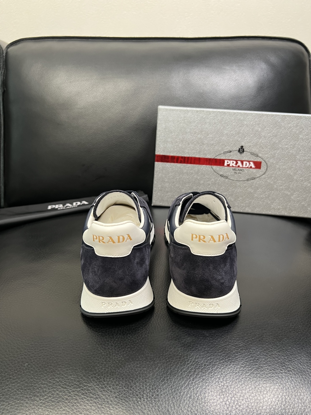 PRADA 高品质 顶级工艺品 普拉达 专柜同步 原厂配置，意大利进口原版牛皮面料，透气舒适进口水染牛里