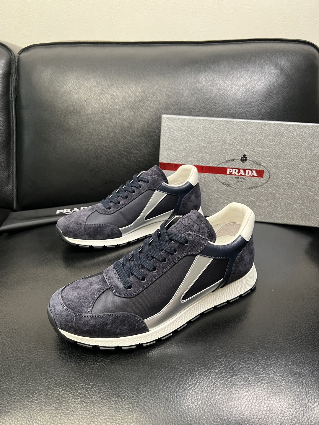 PRADA 高品质 顶级工艺品 普拉达 专柜同步 原厂配置，意大利进口原版牛皮面料，透气舒适进口水染牛里