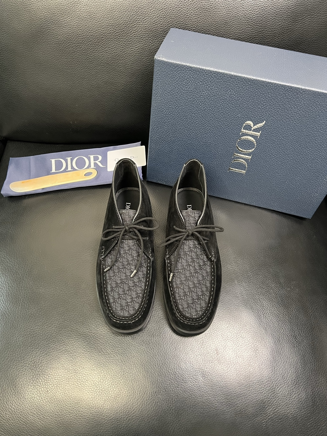 Dior 顶级工艺品 迪奥 专柜同步 原厂配置，意大利进口原版牛皮拼布面料，透气舒适进口水染牛里垫，鞋底