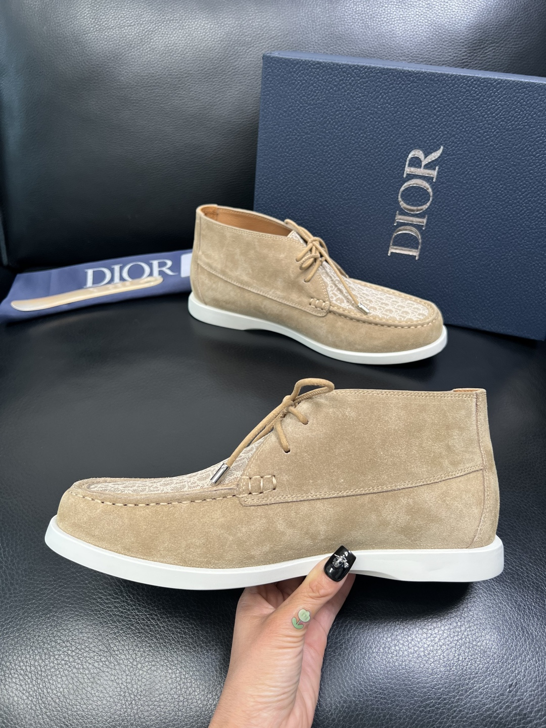 Dior 顶级工艺品 迪奥 专柜同步 原厂配置，意大利进口原版牛皮拼布面料，透气舒适进口水染牛里垫，鞋底