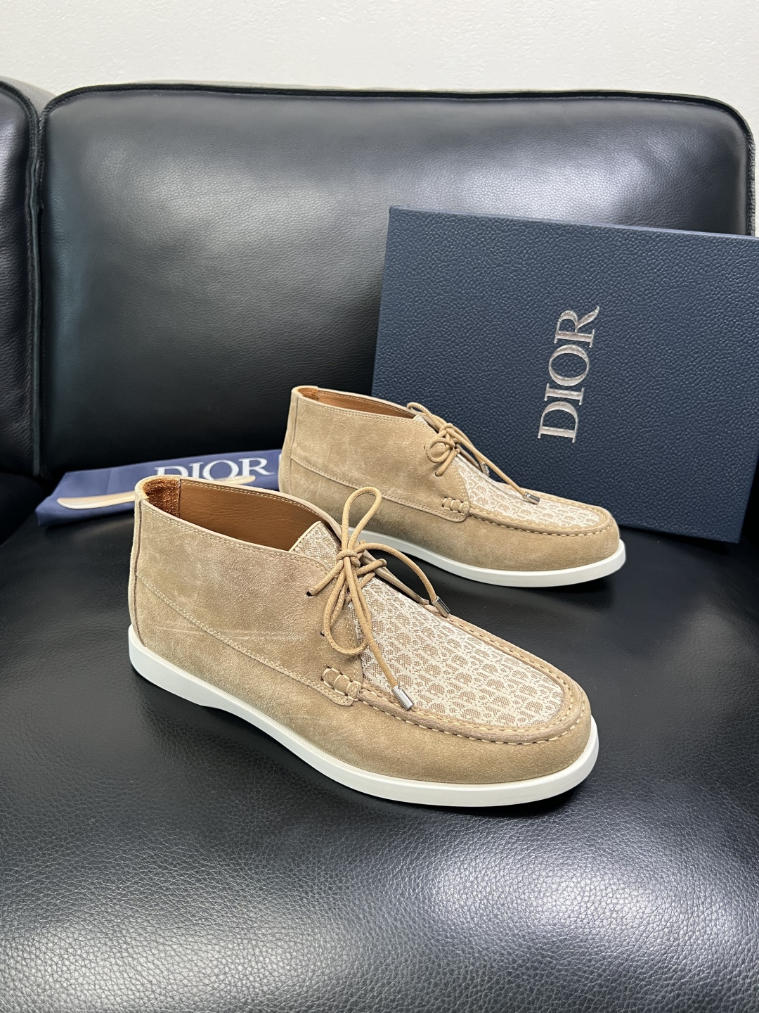 Dior 顶级工艺品 迪奥 专柜同步 原厂配置，意大利进口原版牛皮拼布面料，透气舒适进口水染牛里垫，鞋底