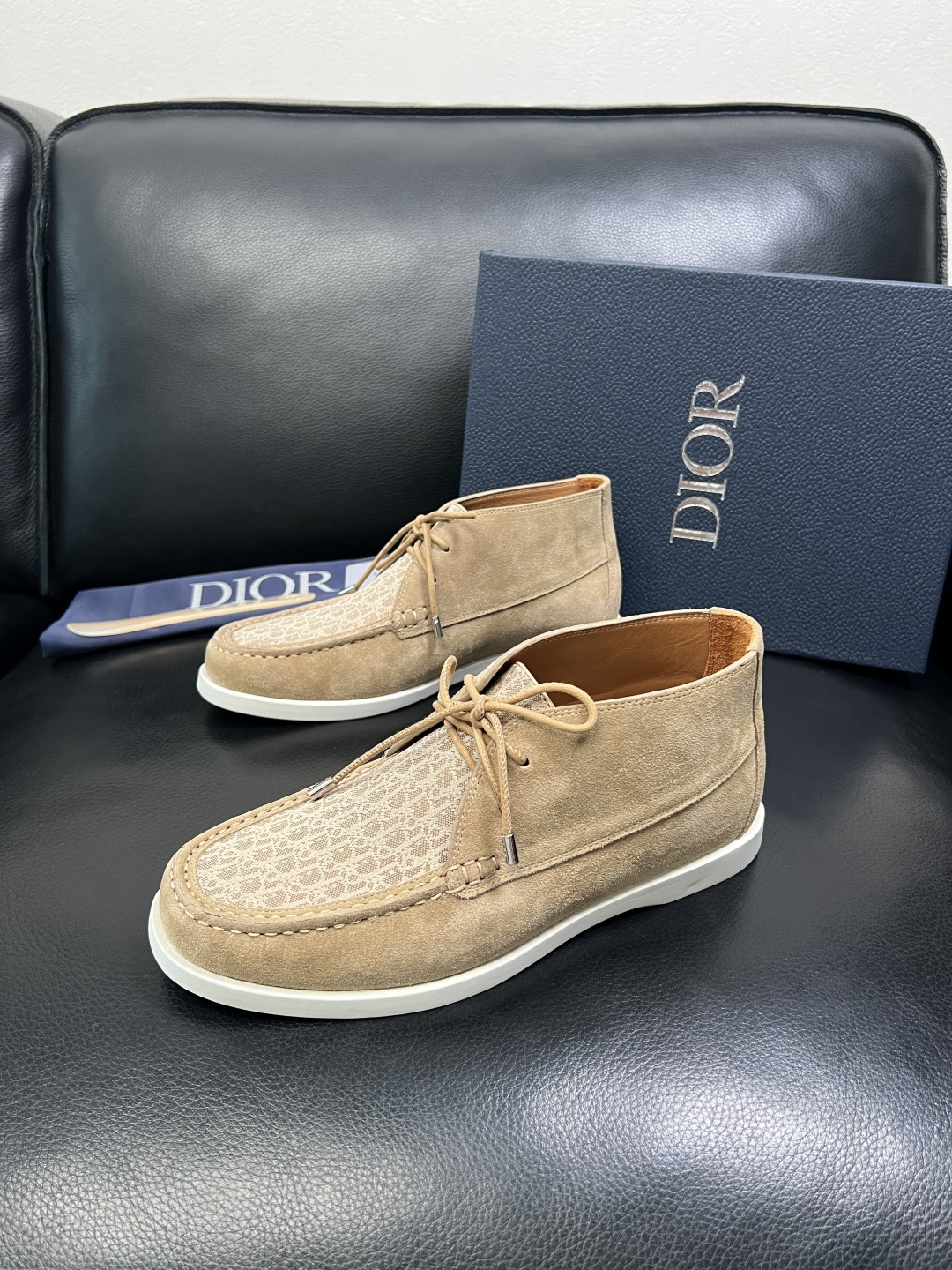 Dior 顶级工艺品 迪奥 专柜同步 原厂配置，意大利进口原版牛皮拼布面料，透气舒适进口水染牛里垫，鞋底