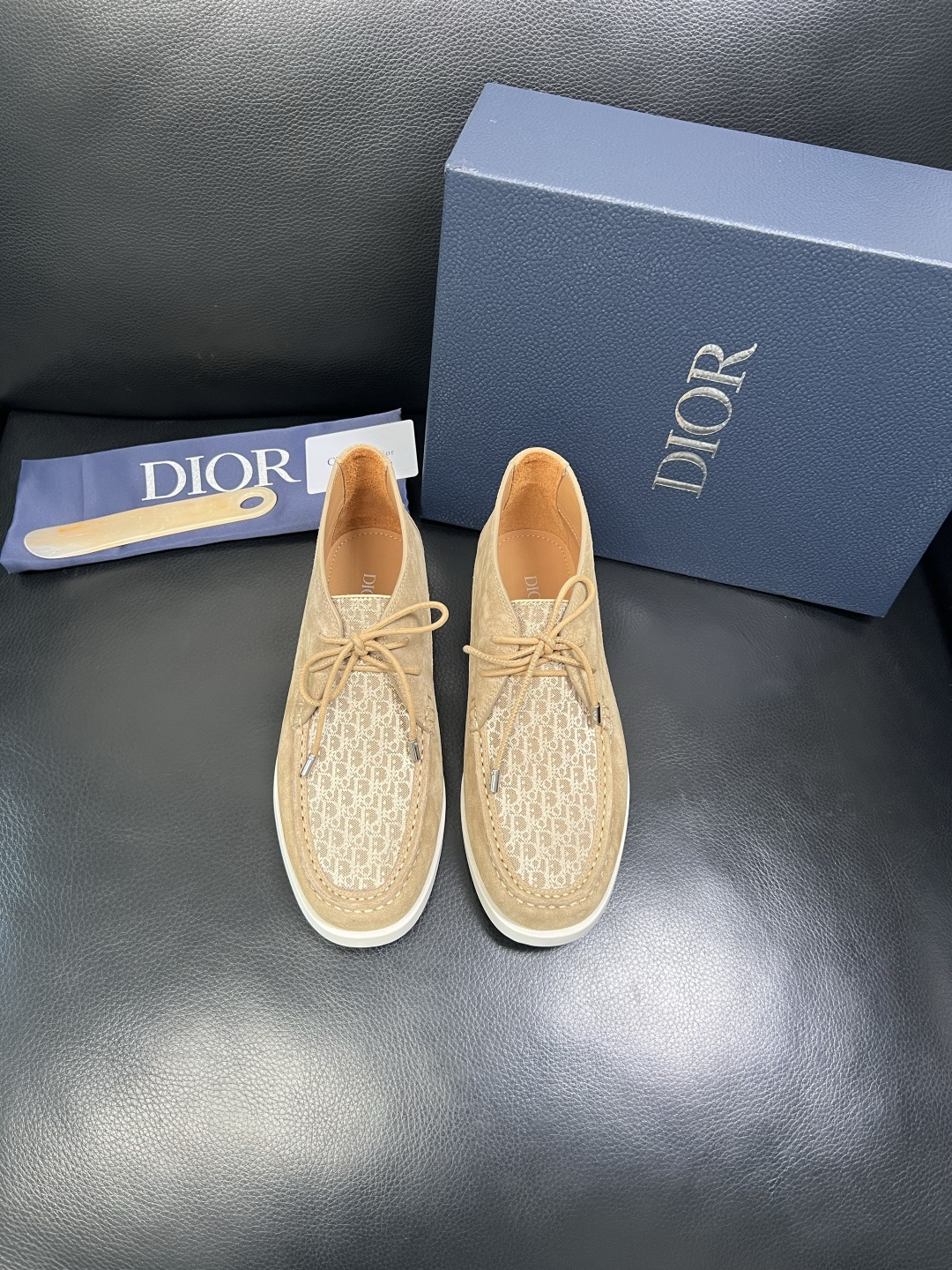 Dior 顶级工艺品 迪奥 专柜同步 原厂配置，意大利进口原版牛皮拼布面料，透气舒适进口水染牛里垫，鞋底