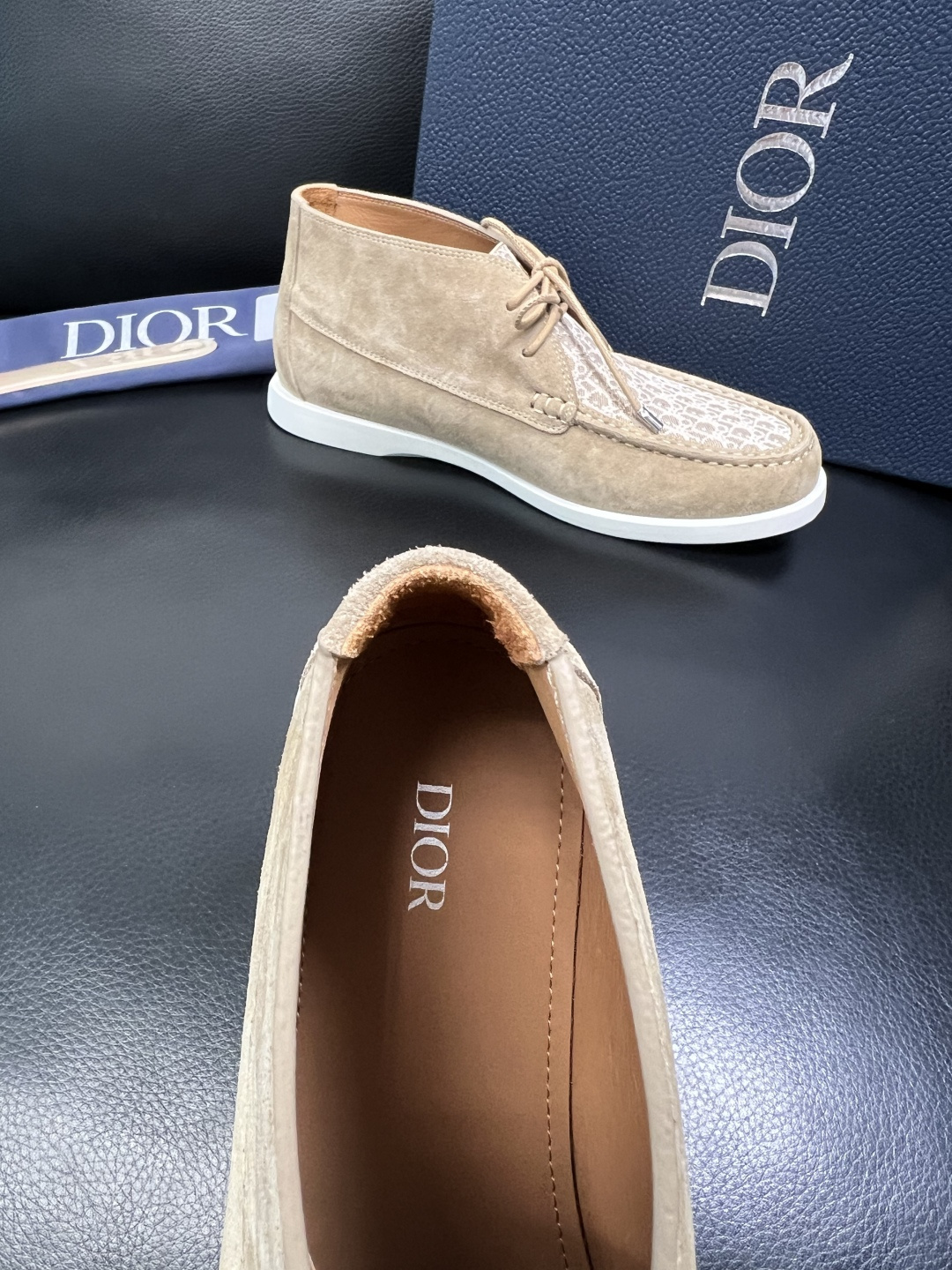 Dior 顶级工艺品 迪奥 专柜同步 原厂配置，意大利进口原版牛皮拼布面料，透气舒适进口水染牛里垫，鞋底