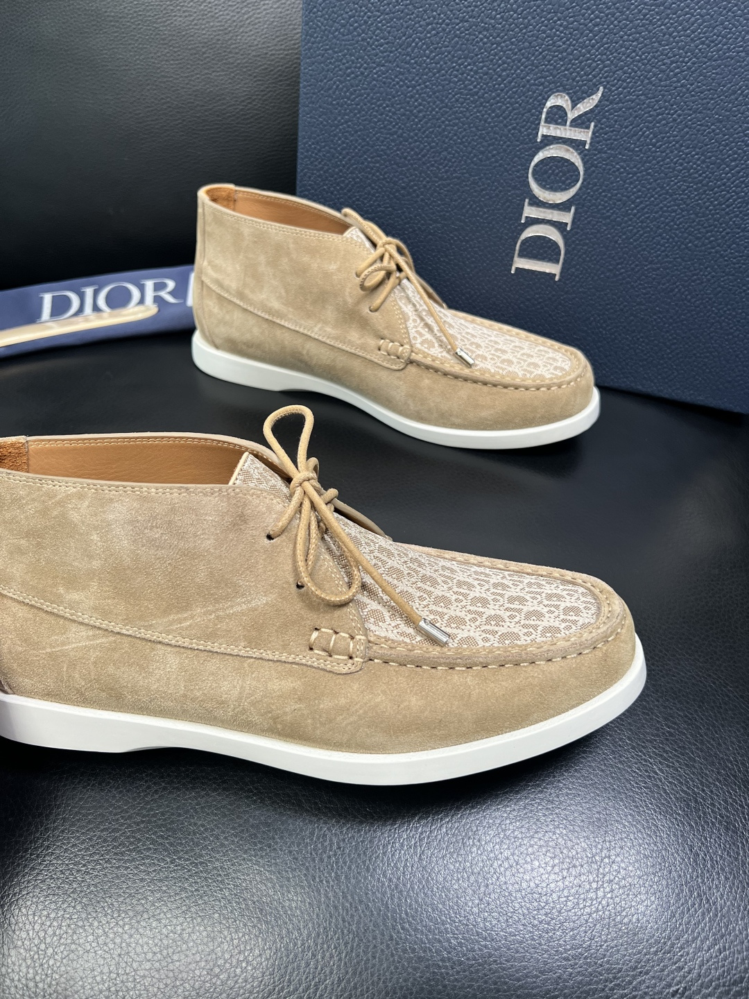 Dior 顶级工艺品 迪奥 专柜同步 原厂配置，意大利进口原版牛皮拼布面料，透气舒适进口水染牛里垫，鞋底