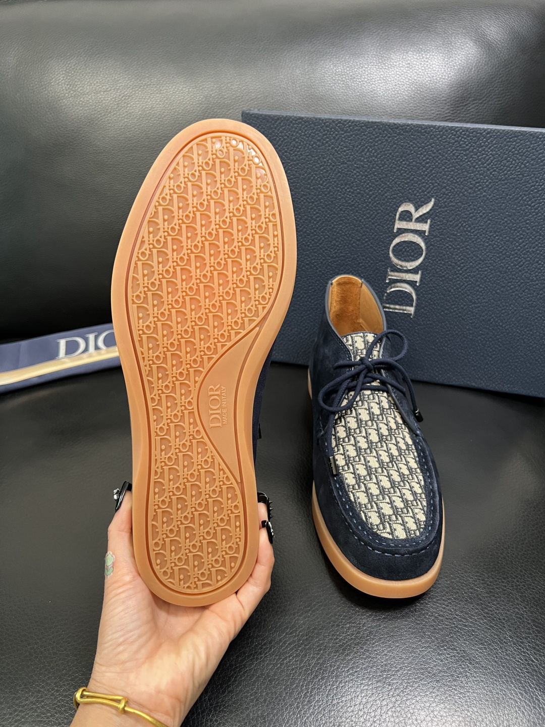 Dior 顶级工艺品 迪奥 专柜同步 原厂配置，意大利进口原版牛皮拼布面料，透气舒适进口水染牛里垫，鞋底