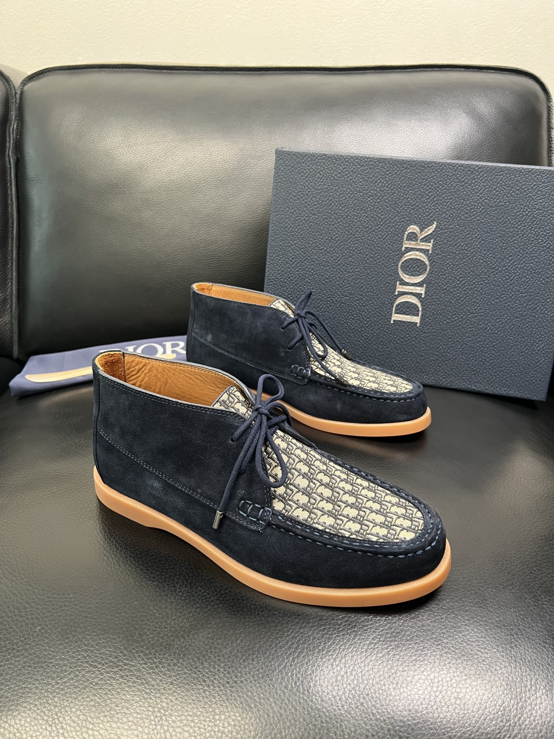 Dior 顶级工艺品 迪奥 专柜同步 原厂配置，意大利进口原版牛皮拼布面料，透气舒适进口水染牛里垫，鞋底