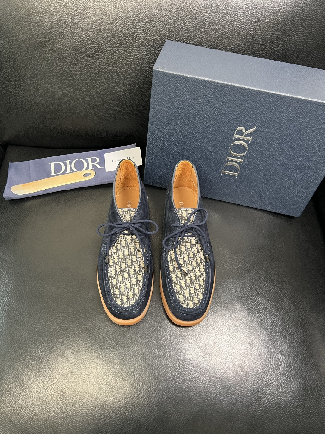 Dior 顶级工艺品 迪奥 专柜同步 原厂配置，意大利进口原版牛皮拼布面料，透气舒适进口水染牛里垫，鞋底