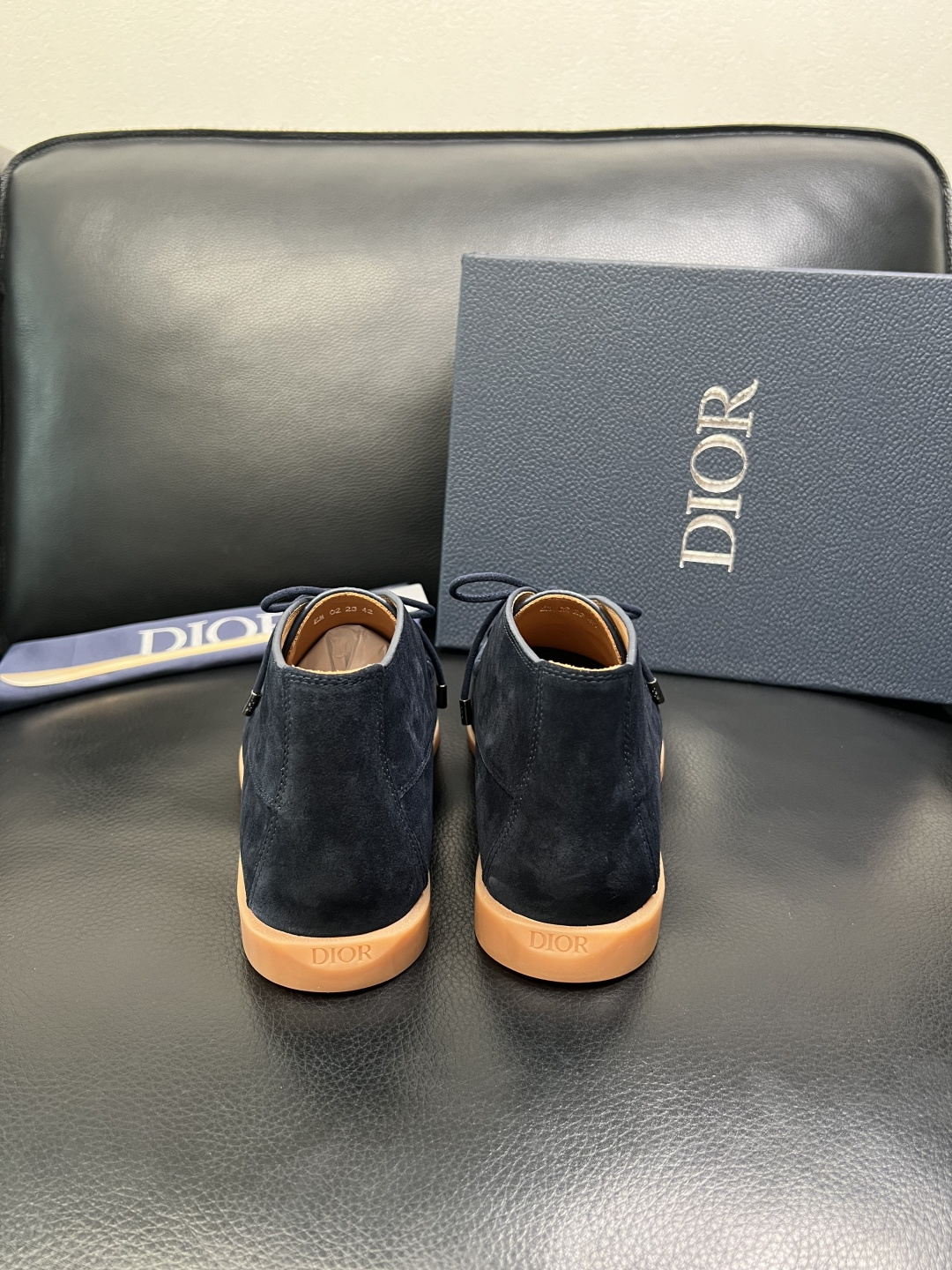 Dior 顶级工艺品 迪奥 专柜同步 原厂配置，意大利进口原版牛皮拼布面料，透气舒适进口水染牛里垫，鞋底