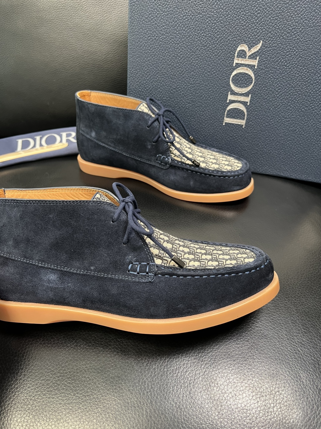 Dior 顶级工艺品 迪奥 专柜同步 原厂配置，意大利进口原版牛皮拼布面料，透气舒适进口水染牛里垫，鞋底