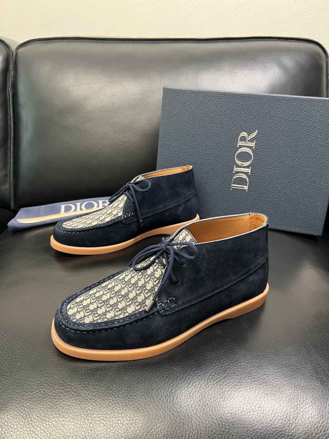 Dior 顶级工艺品 迪奥 专柜同步 原厂配置，意大利进口原版牛皮拼布面料，透气舒适进口水染牛里垫，鞋底